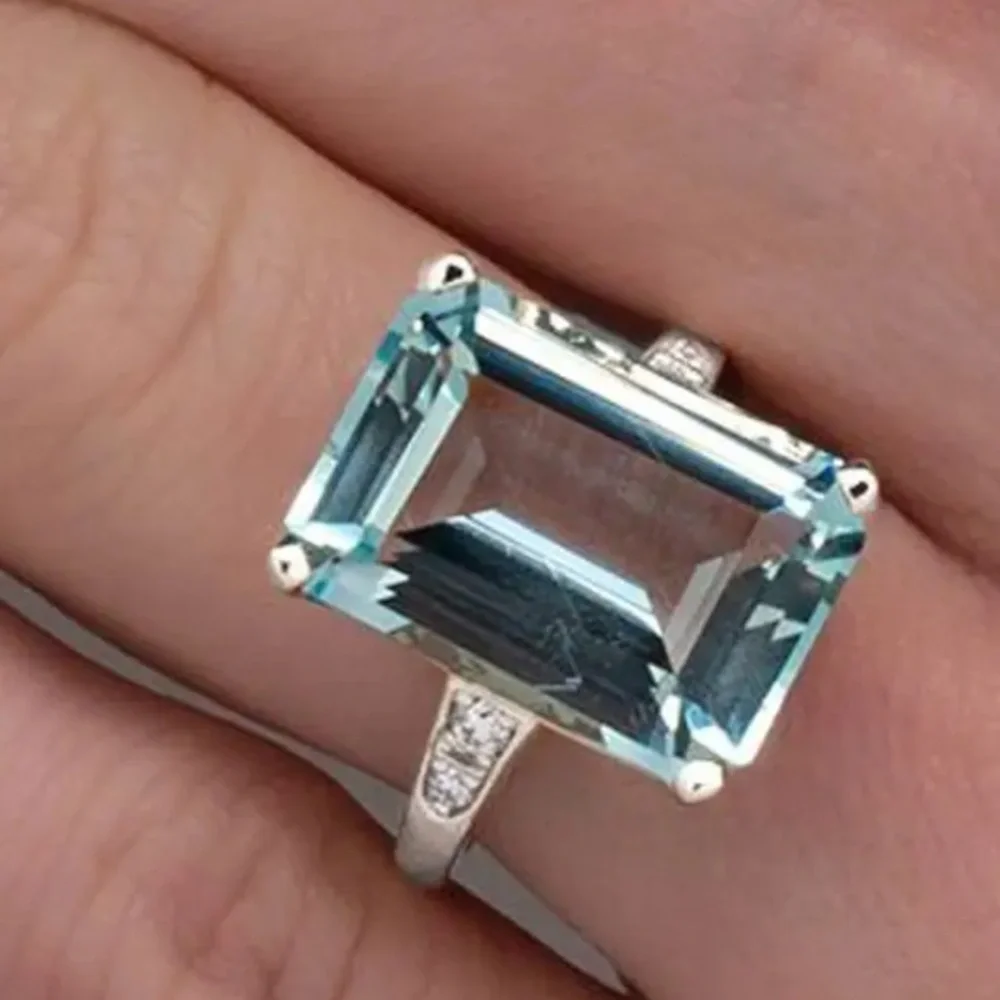 Elegant 9.25 Sterling Silver and Aquamarine Gemstone Ring